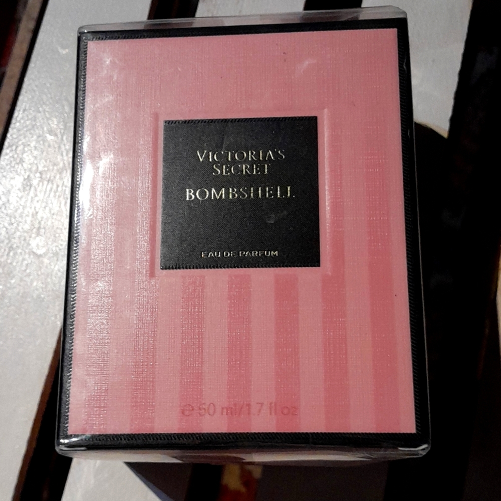 Victoria Secret Bombshell perfume